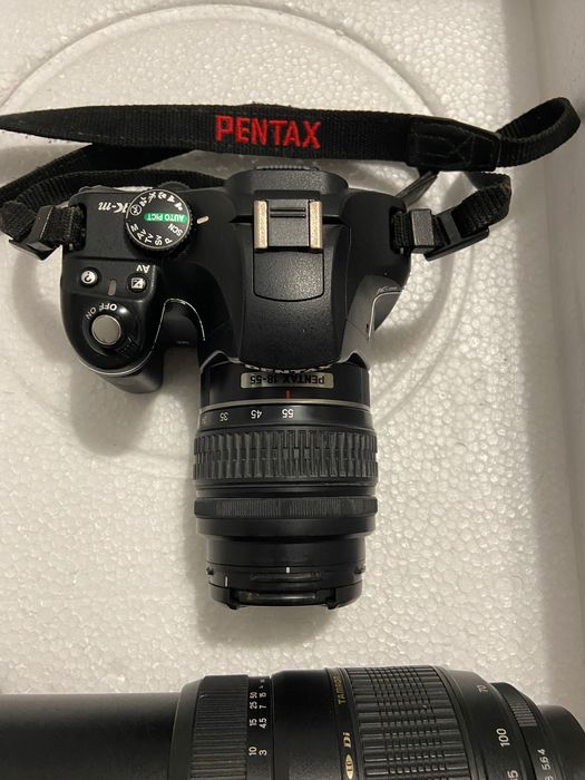Máquina Pentax e lente 70x300mm