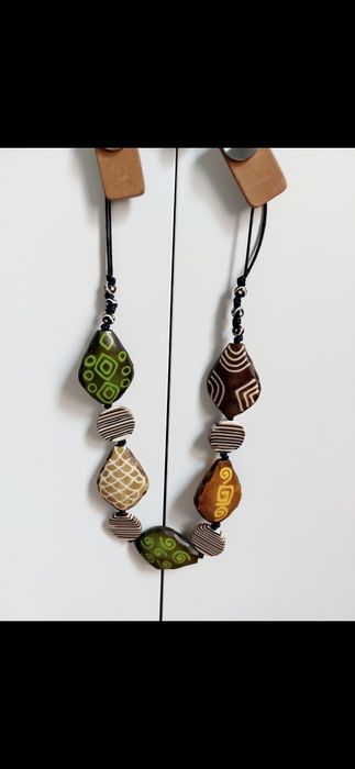 Colar boho castanho e verde de madeira