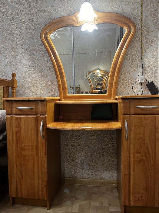 Макіяжний стіл/триляж