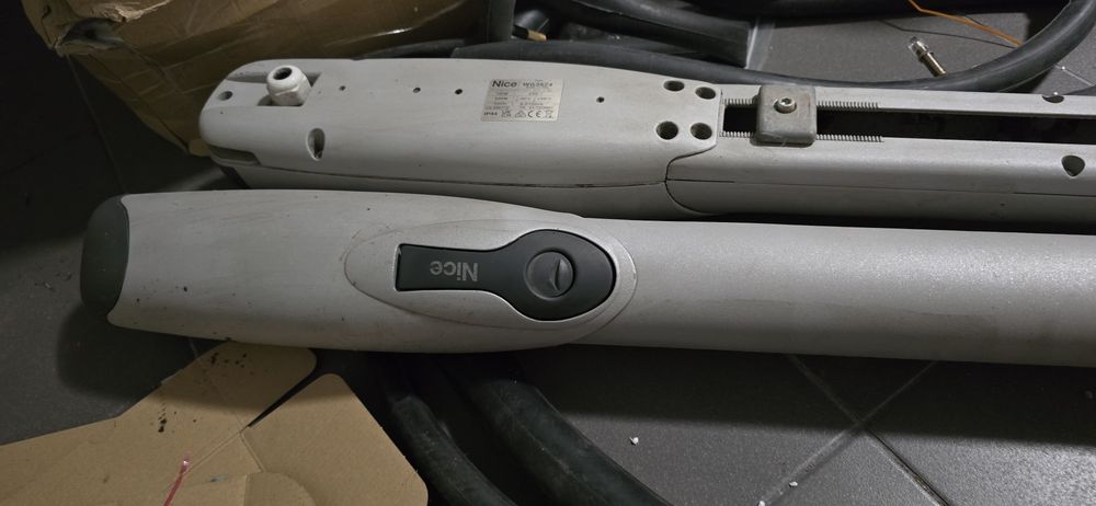 Dwa siłowniki do bram skrzydłowych Nice Wingo 3524