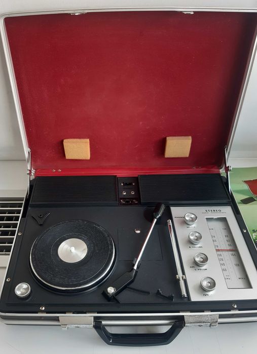 Antigo Rádio e Gira Discos de viagem