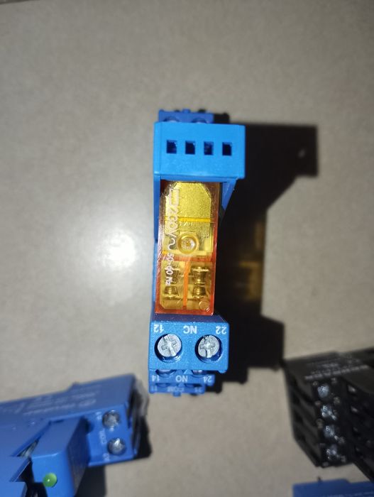 Reles  230v 24 v novos troco