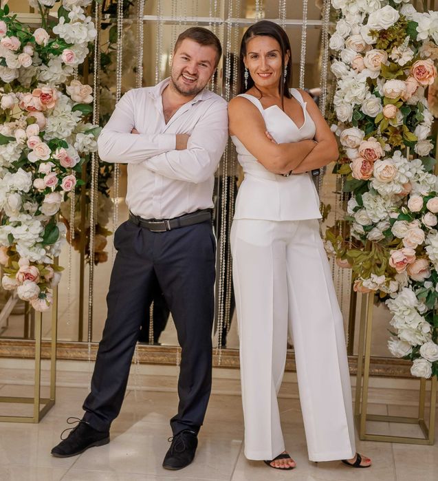 Тамада,ведуча,жива музика або діджей,вокалісти на свято