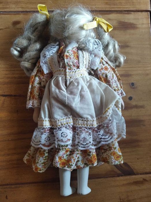 Boneca antiga de porcelana