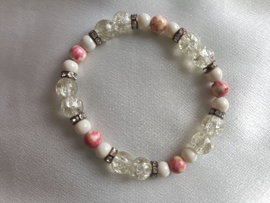 Bransoletka z kolorowych kamyków.