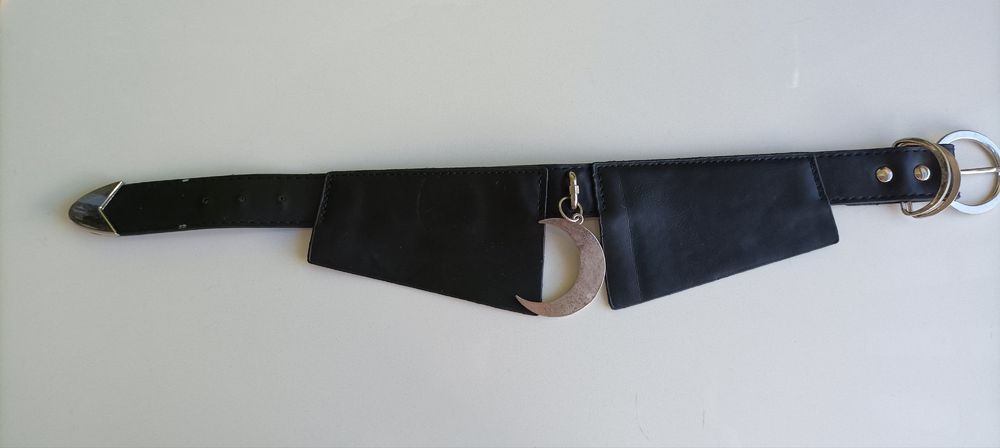 Choker irreverente em cor preta