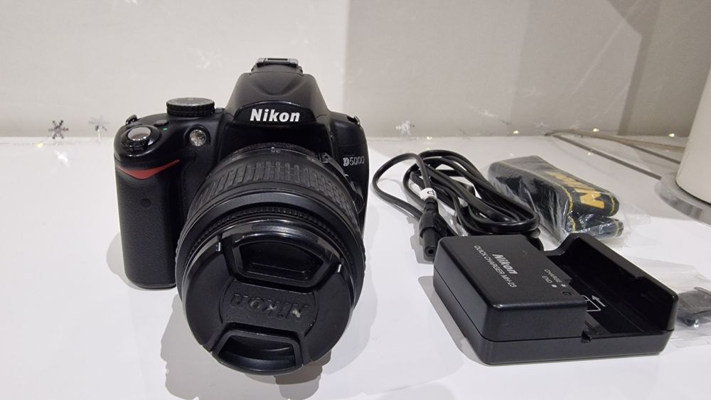 Nikon D5000 + Lente 18-55mm  + extras
