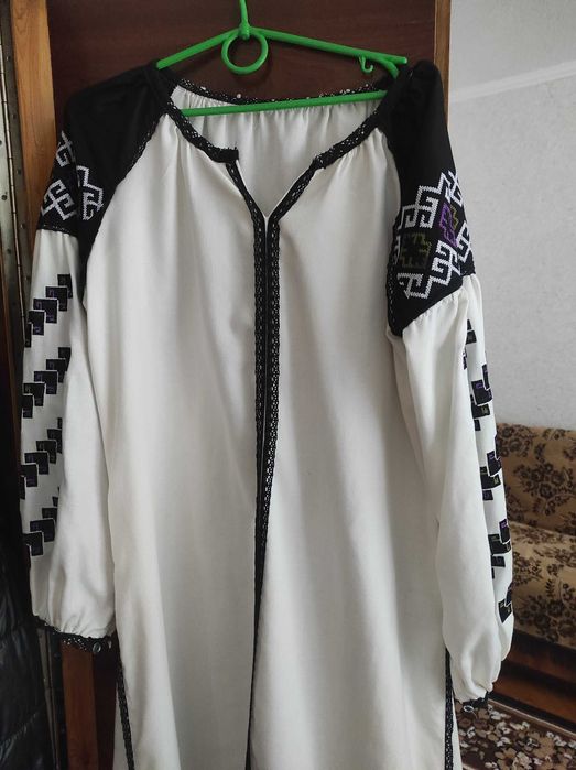 Вишите плаття продам недорого