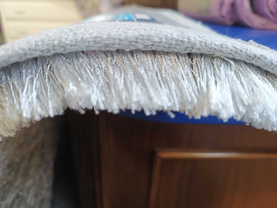 Carpetes duas pretas, duas Lilás, são de pelo e têm brilhantes, novas