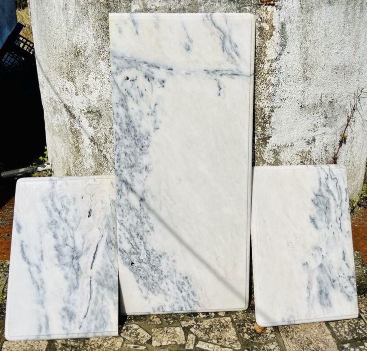 Pedras mármores uma grande e duas pequenas