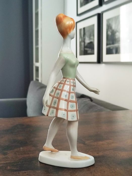 Figurka Modystka blondynka w spódnicy, Hollohaza, lata 60, 24 cm