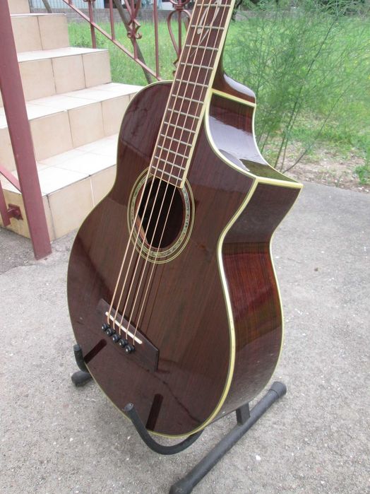 Baixo eletroacústico Ibanez de 5 cordas com saco