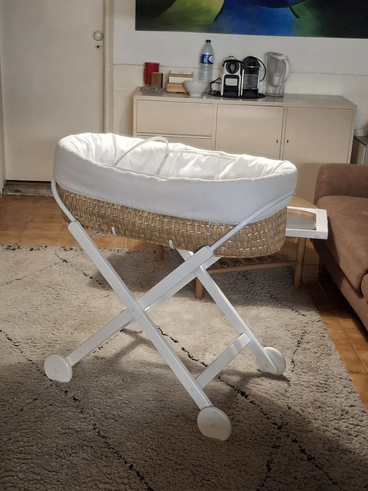 Alcofa berço em palhinha com suporte em madeira