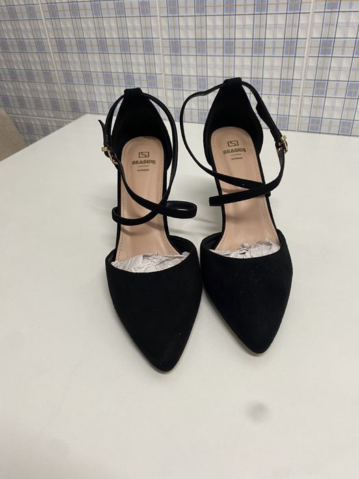 Sapatos pretos stiletto