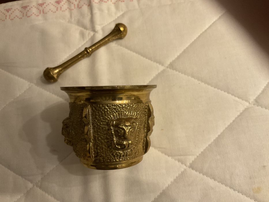 Almofariz em bom estado.