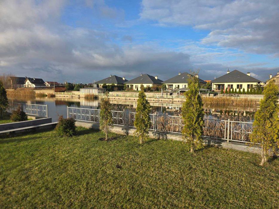 Продам дом на берегу озера с бассейном в КГ"Межречье" от собственника.