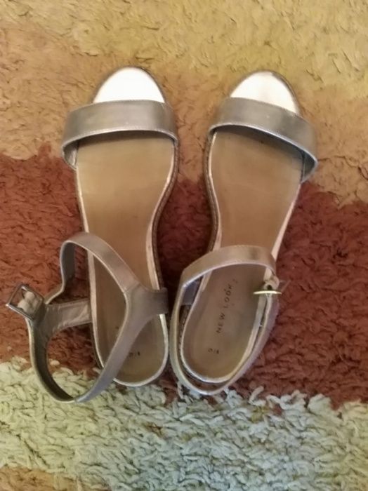 Srebrne sandałki New Look