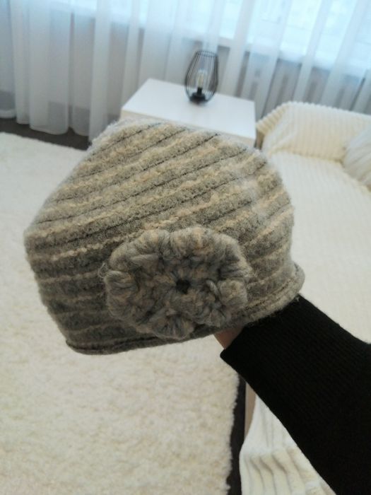 Elegancka czapka damska