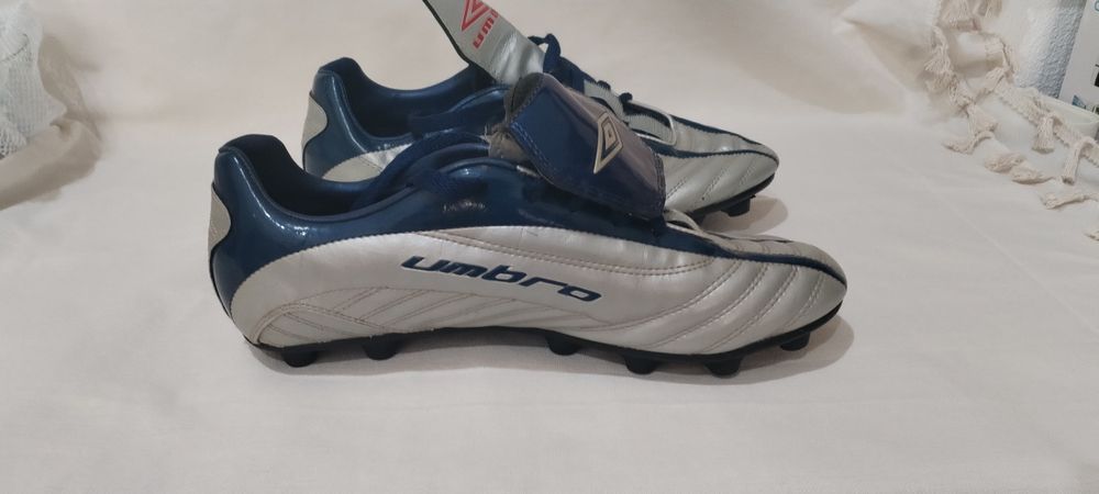 Chuteiras umbro novas