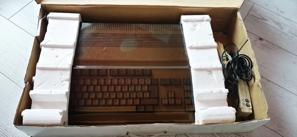 Nowe Commodore Amiga A500  RAM 1MB
a 
Nigdy nieotwieran