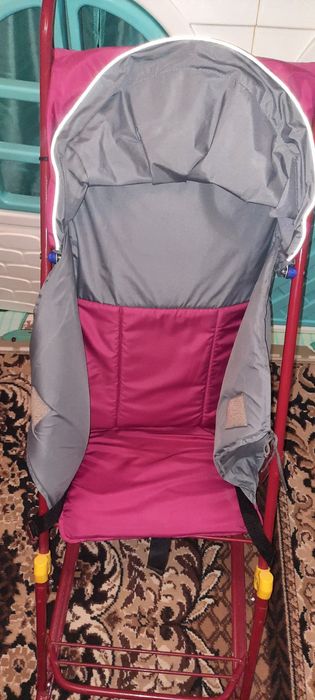 Санки с чехлом и родительской ручкой. Малиновые.