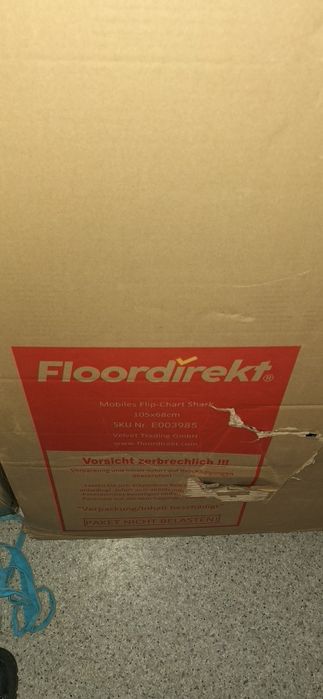 Mobilna tablica suchościeralna flipchart.