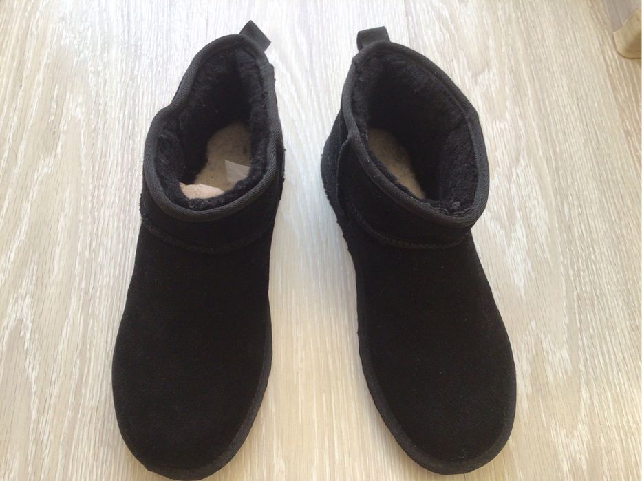 Уггі чорного кольору