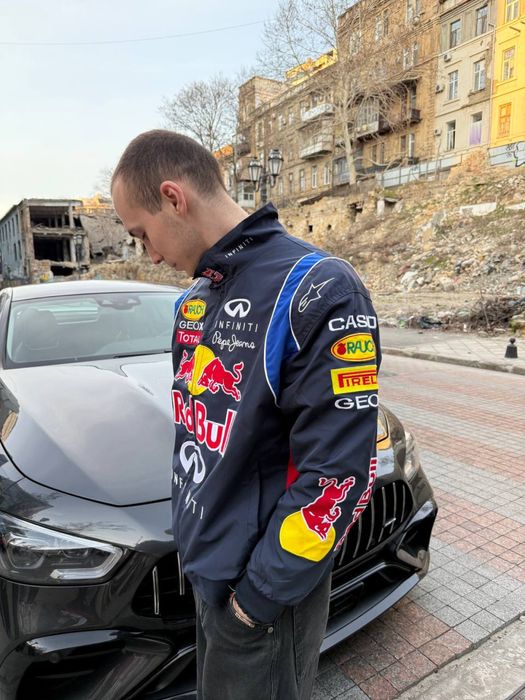 Вітрівка Redbull