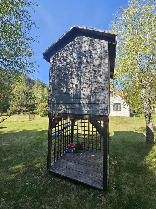 Domek ze zjezdzalnią