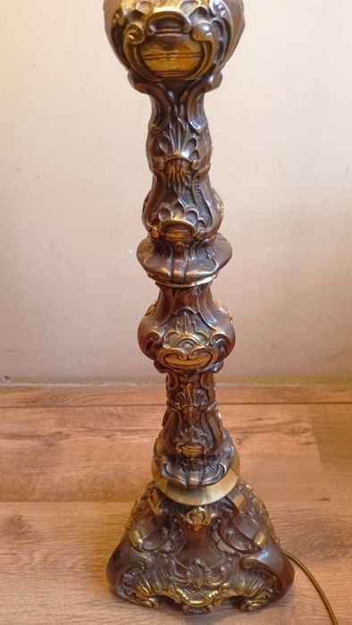 Stara lampa podłogowa z mosiądzu.