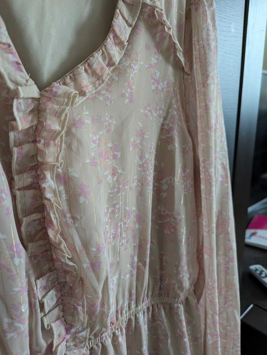 Kremowa sukienka Reserved z falbanką