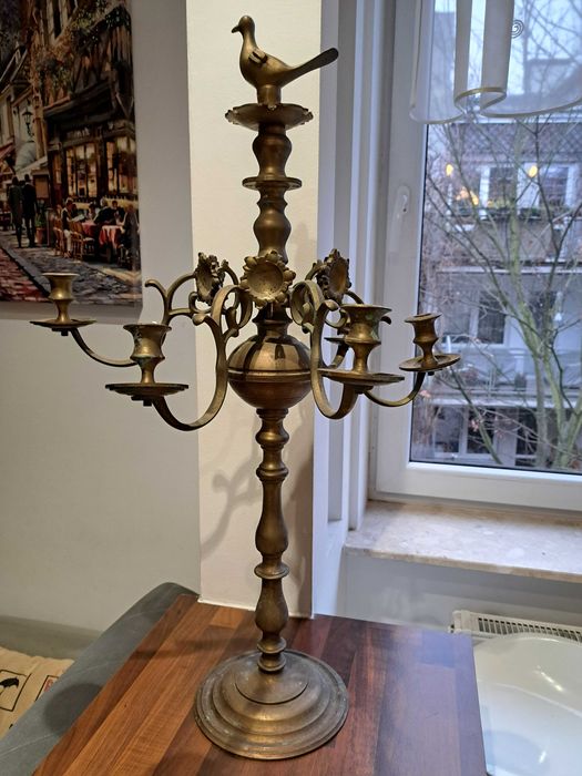 stary bardzo duży świecznik z mosiądzu