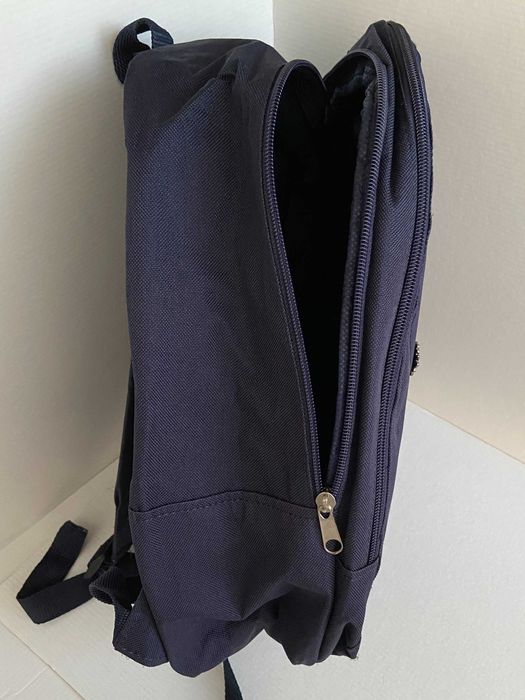 Mochila azul escura pequena