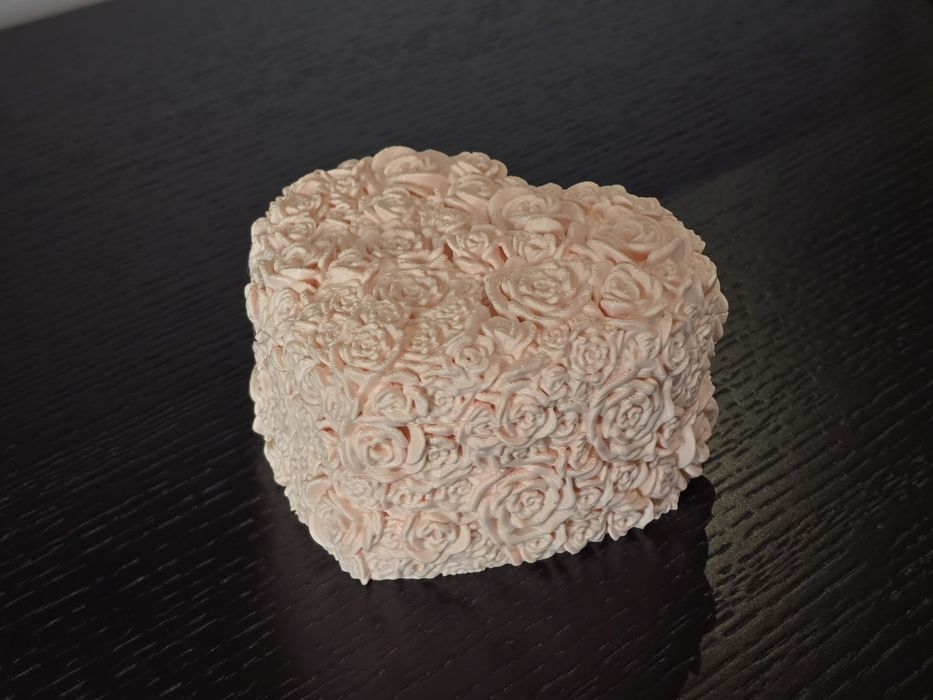 Caixa Coração com Pétalas Rosa