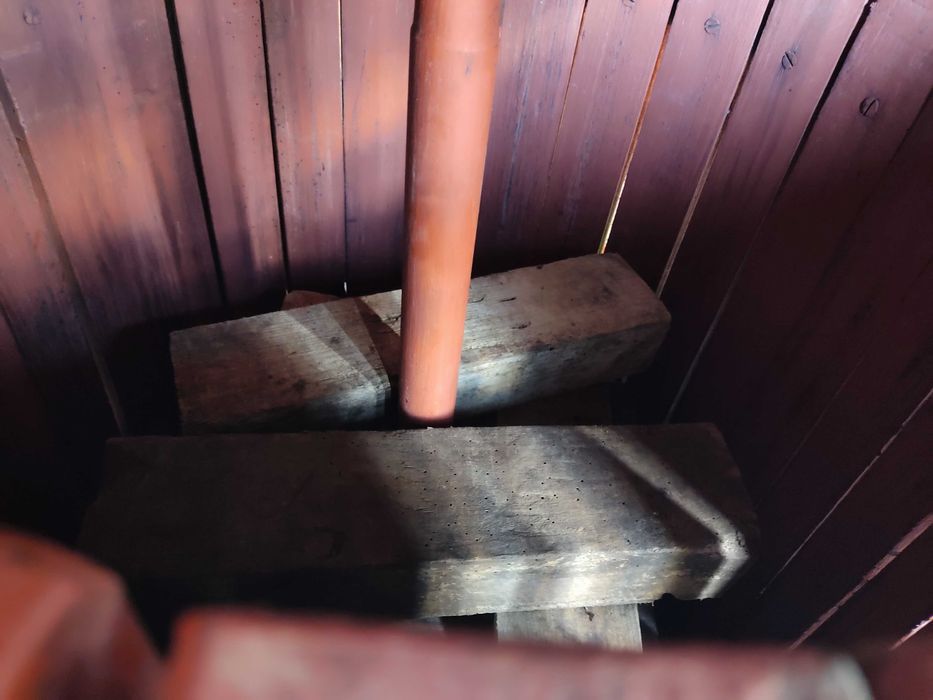 prensa de uva com rodas