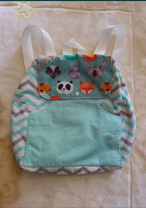 Vende-se mochila de tecido para bebé.