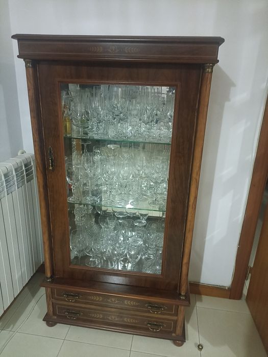 Cristaleira em madeira e vidro