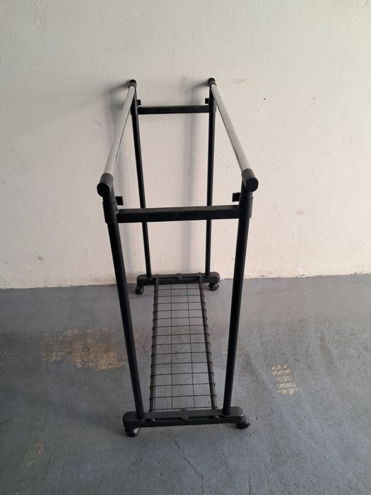 Cabide extensível com rodas