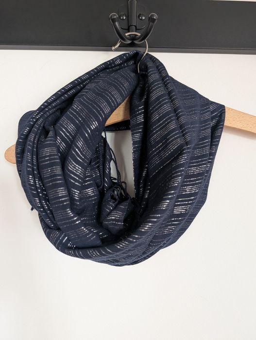 Granatowy szal ze srebrną nitką. H&M.