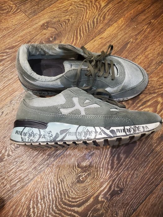 Продам кроссовки женские