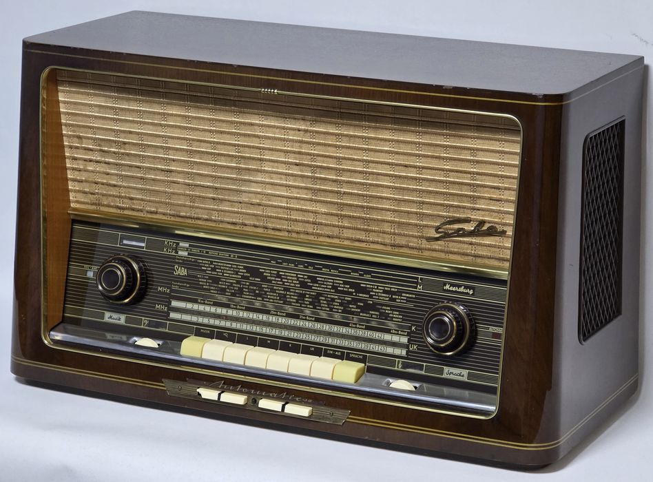 Rádio antigo reparado SABA