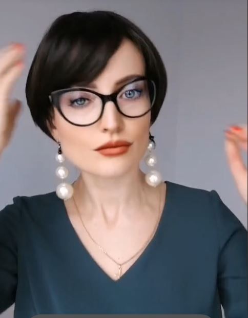 Peruka krótka ciemny brąz z refleksami Pixie