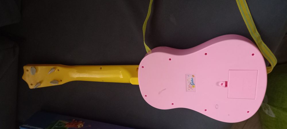 Grająca i świecącą gitara