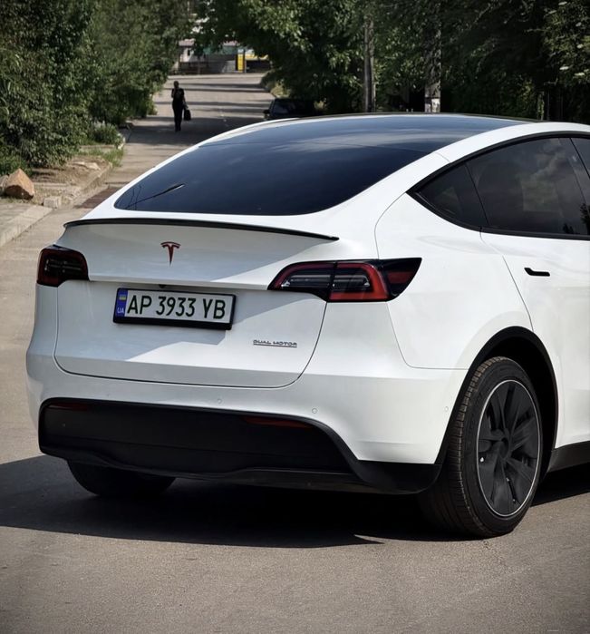Tesla model Y 2020 рік