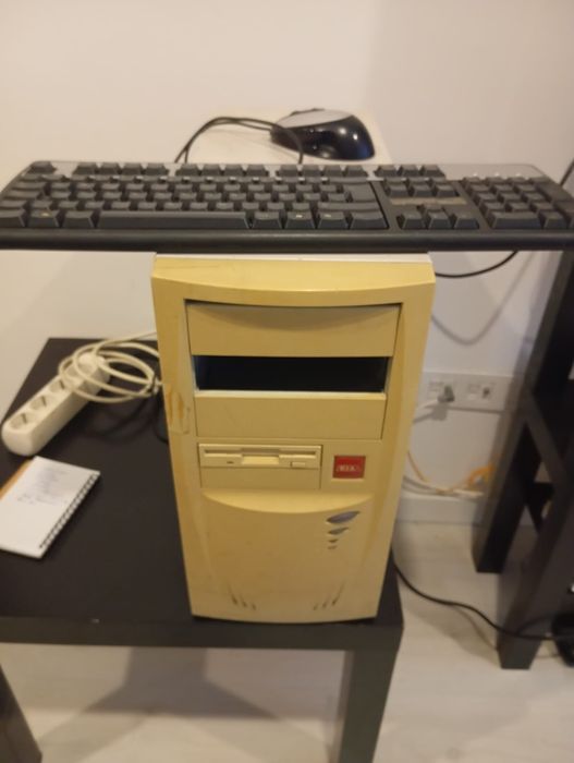 TV QMedia 101cm + Desktop + Teclado + Rato + Cabos