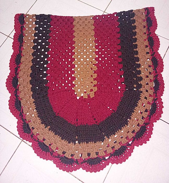 Tapete em crochê oval feito à mão