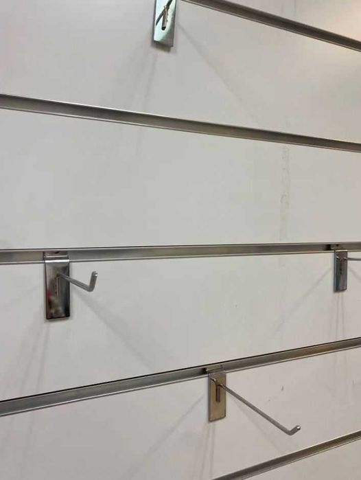 Painel de exposição com ganchos