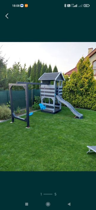 Drewniany domek z huśtawką