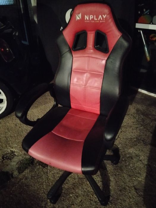 Cadeira de jogo, gaming n,play ,com alguns danos mas razoável no preço é de aproveitar.