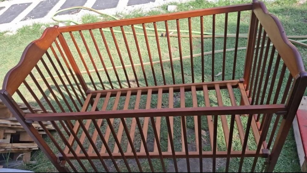 Berço para bebé em madeira